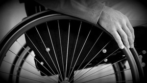 Hudobná ikona skončila na vozíku! Nespoznali by ste ju