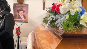 Stovky ľudí sa rozlúčili s Mikulášom Varehom. Kráľa Zemplína pochovali s mečom