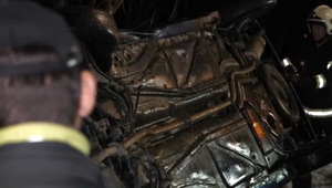 Auto dostalo v zákrute šmyk a skončilo v potoku. Posádke sa podarilo z auta dostať