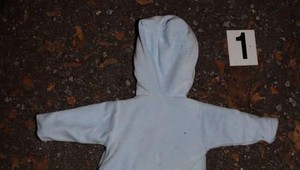 Novorodené dievčatko nechali na ulici. Našli ho náhodní okoloidúci