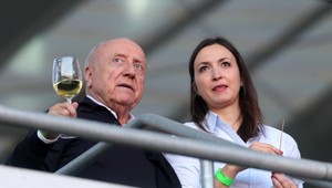 Slováček iba v úsporných plavkách, milenka na kolenách