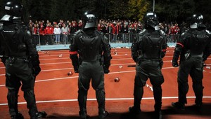 V Brne na futbale ako na bojisku