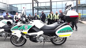 Nezvyčajný výcvik: Policajti na letisku absolvovali jazdy na motorkách