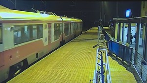 Video Ráža zo zrážky vlakov malo upokojiť spoločnosť. Expert tvrdí, že dosiahol opak