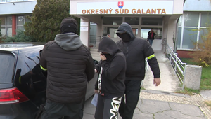 Otca obvineného z týrania bábätka v okrese Galanta stíhajú na slobode