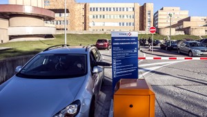 Pred štátnymi nemocnicami by sme mohli parkovať zadarmo