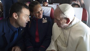 FOTO: Takto Pápež František sobášil na palube lietadla