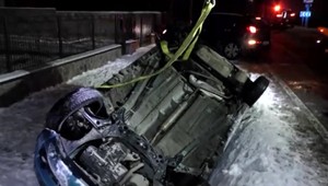 S autom sa prevrátila do priekopy. Zdravotnej sestre pomohli majitelia domu, pred ktorým havarovala