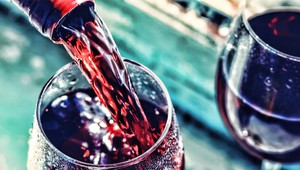 Aj vám sa to stáva, keď vypijete pohár červeného vína? Vedci vyriešili záhadu tisícročia