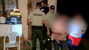 Matka žije s bábätkom a 12-ročným synom v rozpadnutej búde. Sociálka jej zatiaľ nepomohla