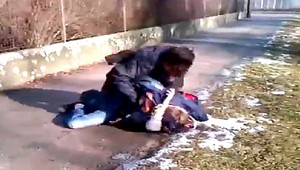 Zbil bezbranného chlapca, jeho kamarát všetko nakrútil na mobil