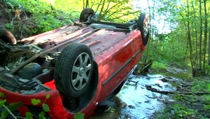 Kuriózna nehoda v Čučme. Auto v potoku a bez šoféra