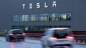 Polícia vyšetruje smrteľný požiar. V automobile Tesla zahynuli štyria ľudia