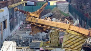 V Podunajských Biskupiciach spadol žeriav na kancelársku budovu