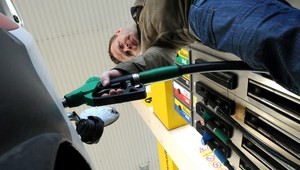 Vláda ustupuje: Spotrebnú daň na naftu zníži o 9 centov