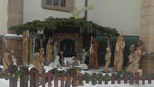 Na námestí stojí betlehem v životnej veľkosti. Figúrky každý rok pribúdajú