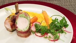 Králičí chrbátik s petrželovou fášou v slaninke, variácie mrkvičky s reďkovkou