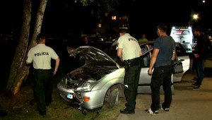 Mladík sa autom rútil cez mesto a havaroval. Policajti ho ale na mieste nenašli