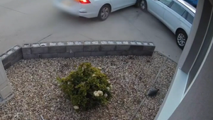 Opitá vodička nabúrala do plynovej prípojky. Zastavilo ju až zaparkované auto