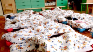 Zamestnanec škôlky mal brutálne zbiť chlapca (2). Keď mu volal záchranku, tváril sa nevinne