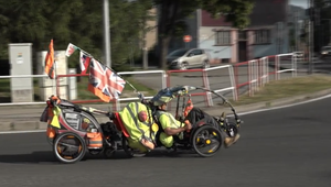 Bývalý hasič sa vydal na cestu okolo Zeme. Ľuďom chce otvoriť oči