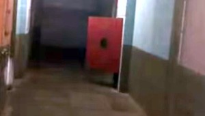 VIDEO: Dvere nevysvetliteľne búchali, strážnici na dôvod neprišli