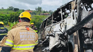 Autobus plný študentov sa zrazil s kamiónom, 12 mŕtvych a desiatky zranených