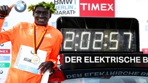 Pokus o svetový rekord. Zabehnú bežci maratón pod 2 hodiny?