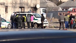 Chcela si len vypočuť rádio, tvrdí 34-ročná žena. Miesto toho zrazila dve deti