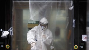 Mladší tínedžeri v školách nie sú testovaní a zatiaľ ich ani neočkujú, rodinám to komplikuje situáciu