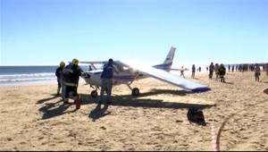 Pilot lietadlo nasmeroval na plnú pláž. Zabil dvoch ľudí