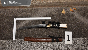 Muža, ktorý ohrozoval ľudí mečmi na ulici, polícia obvinila