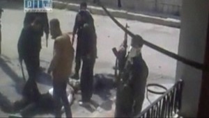 VIDEO: Protestujúci dostali tvrdé rany obuškami