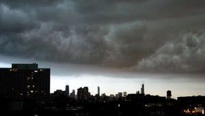 Búrka zabila troch ľudí, padali desaťcentimetrové krúpy