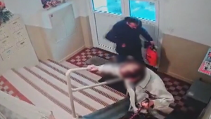 Sledoval ju z potravín až k bytu. Dôchodkyňu zrazil na zem a okradol o posledné peniaze