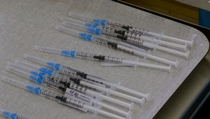 Ministerstvo priznalo dieru v očkovacom systéme, ľudí v rámci prvej fázy budú kontrolovať prísnejšie