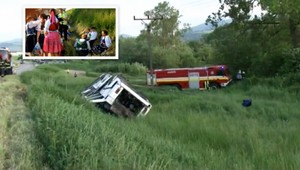 Autobus s folkloristami havaroval. Z cesty ho vytlačilo auto