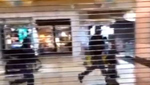 Streľba v nákupnom centre.  Strelec za sebou zanechal množstvo obetí a antiimigrantský odkaz