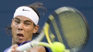 Nadal útočí na Federerovu jednotku