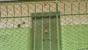 Muž týral manželku a 11 detí dva roky