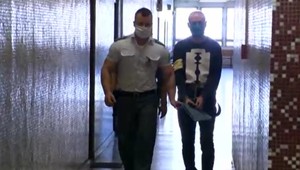 Podgurážený muž vyhodil svoju družku z balkóna. Za vraždu dostal 17 a pol roka