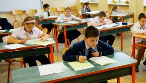 Skupina približne 30 rodičov vtrhla do školy a zaútočila na učiteľku