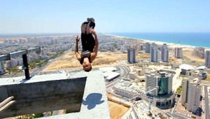 Skočil salto vzad na streche mrakodrapu, zázrakom prežil