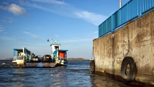 Uviaznutá loď v Gabčíkove. Chybu spravil kapitán