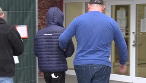 Brutálna lúpež: 19-ročný útočník zbil a okradol troch mužov vracajúcich sa z oslavy