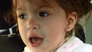 Dvojročné dievčatko spieva HIT od Adele: Jej precítený prejav vás dostane!