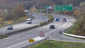 Cestujete na služobnú cestu vlastným autom? Po novom vám zamestnávateľ musí zaplatiť viac