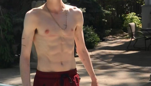 Od zmeny pohlavia zo ženy na muža sa herec prvýkrát ukázal HORE BEZ po odstránení pŕs!