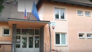 Mama prišla do školy brániť dcéru a vylepila učiteľovi. Dcéra neskôr priznala klamstvo