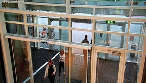 Polícia žiada o pomoc v prípade krádeže v nákupnom centre. Pátra po žene, ktorá môže vyšetrovanie uľahčiť